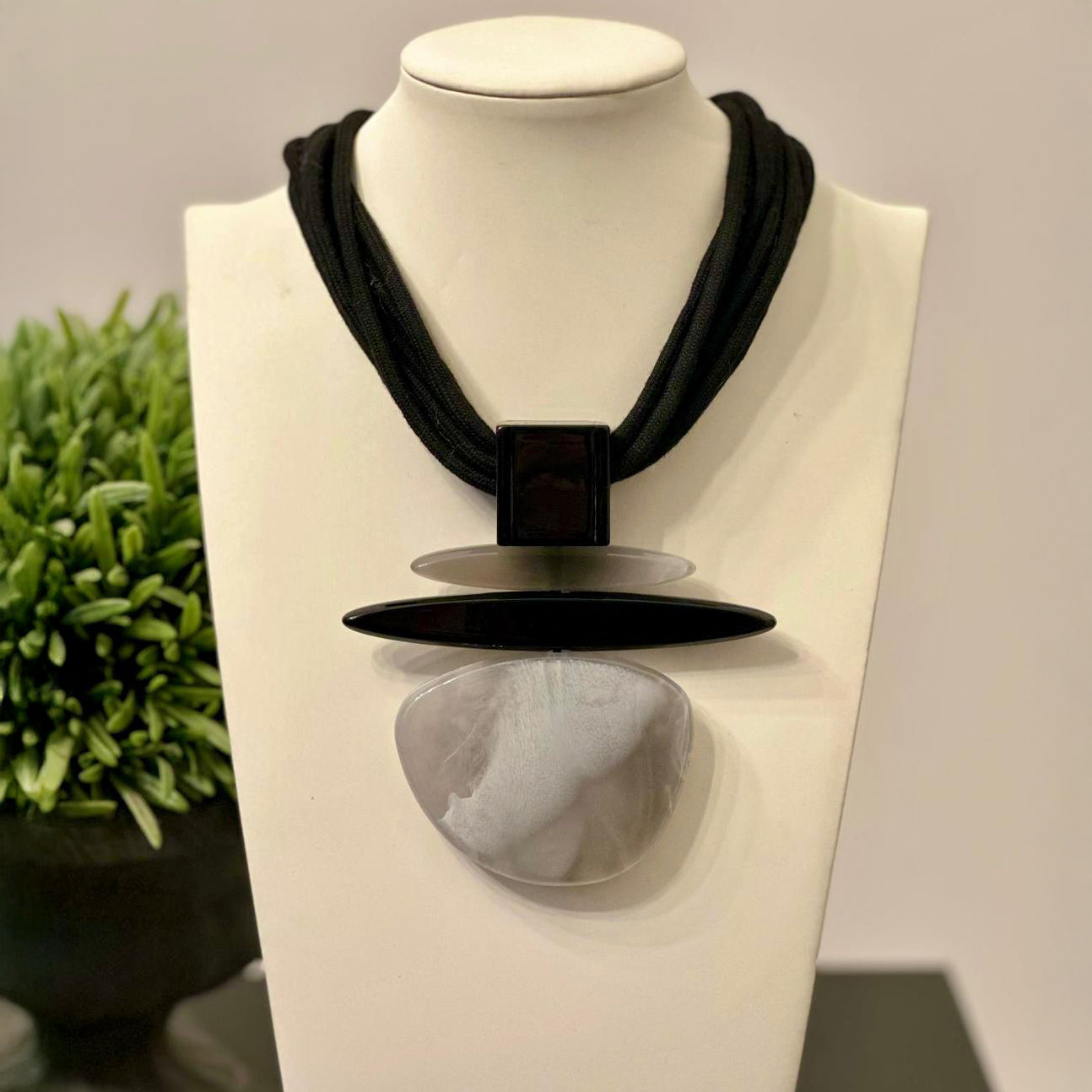 Collana in resina e corda – Design moderno ed elegante