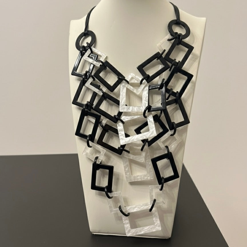 Collana in resina – Geometrica bianco/nero