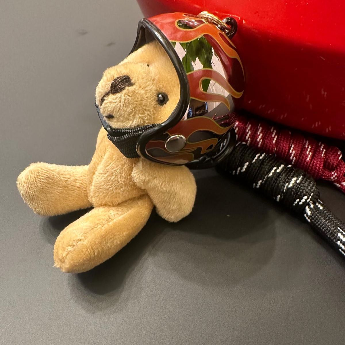 Portachiavi Orsetto con Casco Fiamme