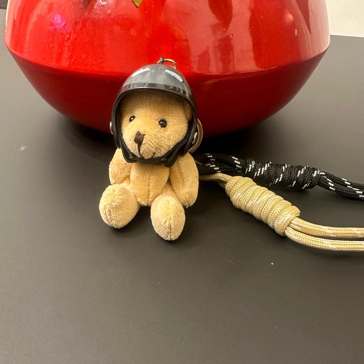 Portachiavi Orsetto con Casco Grigio