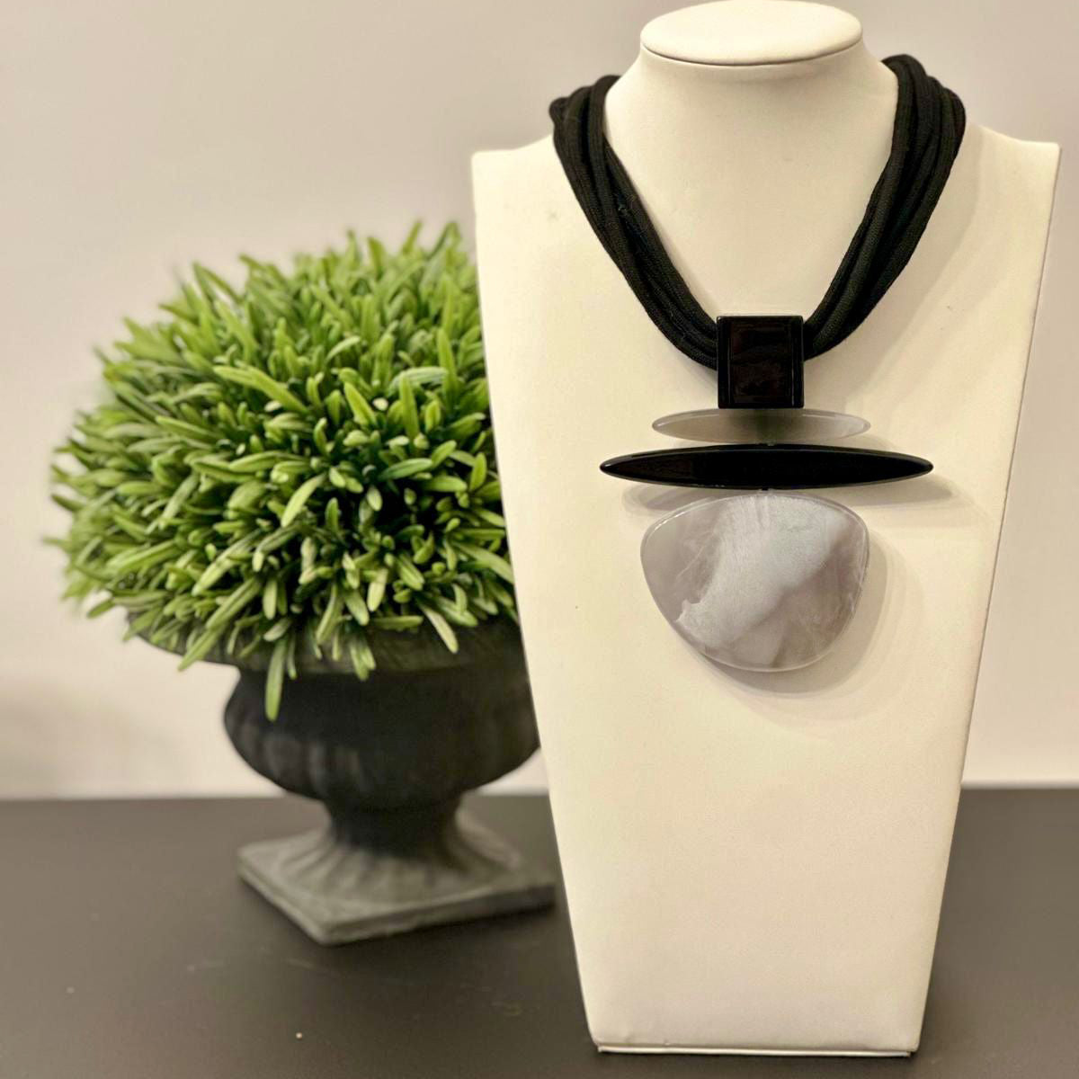 Collana in resina e corda – Design moderno ed elegante