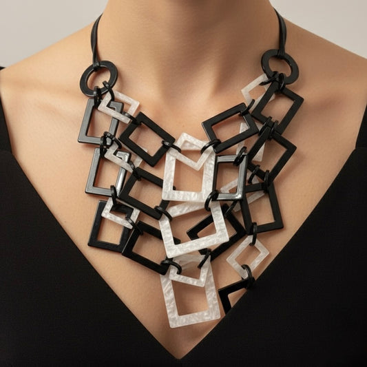 Collana in resina – Geometrica bianco/nero