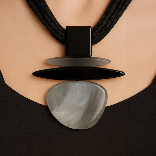 Collana in resina e corda – Design moderno ed elegante