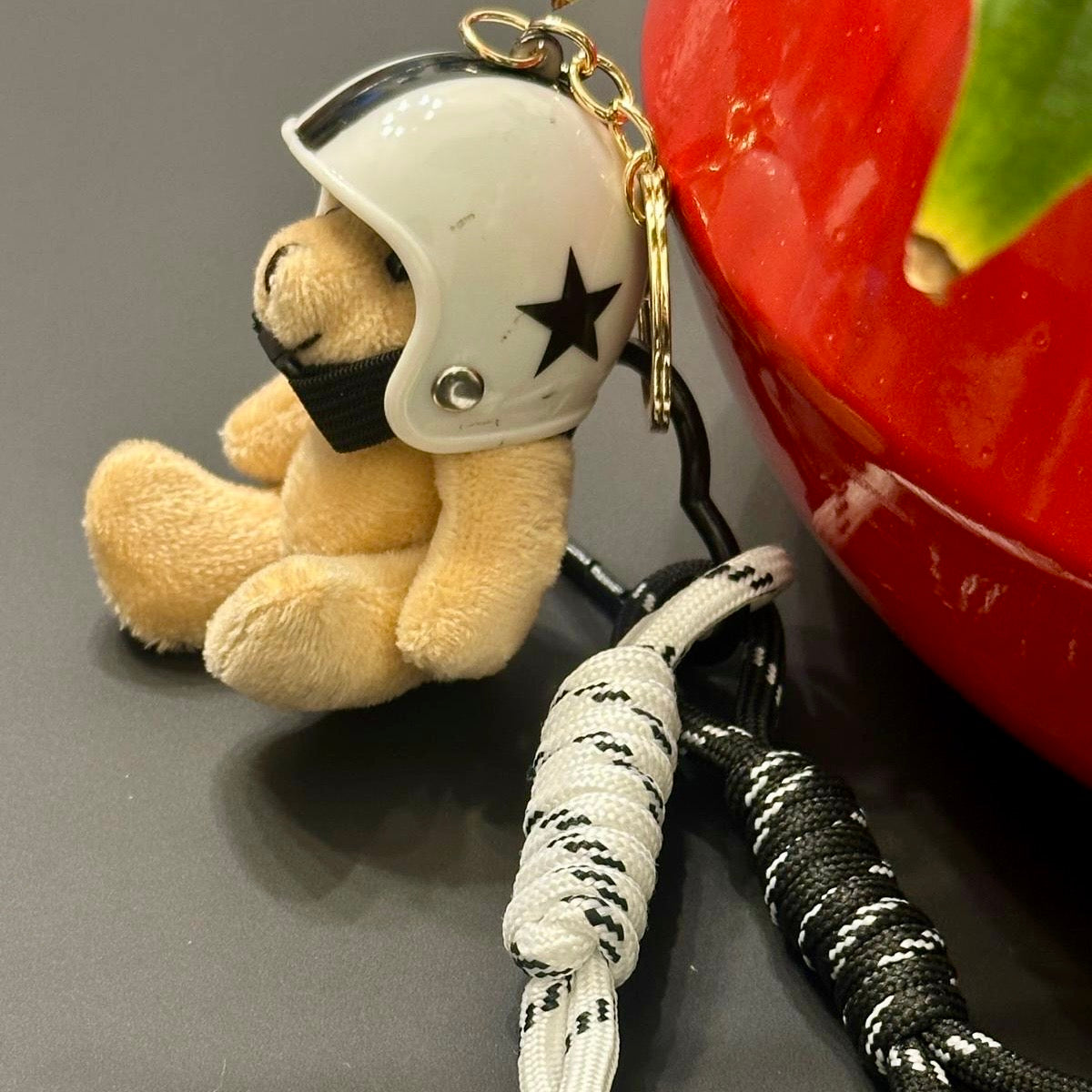 Portachiavi Orsetto con Casco Bianco e Nero