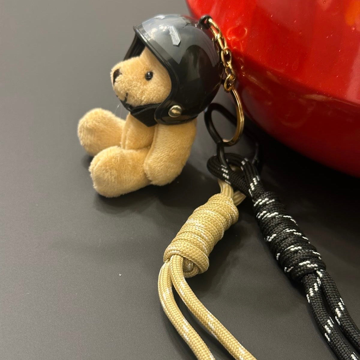 Portachiavi Orsetto con Casco Grigio